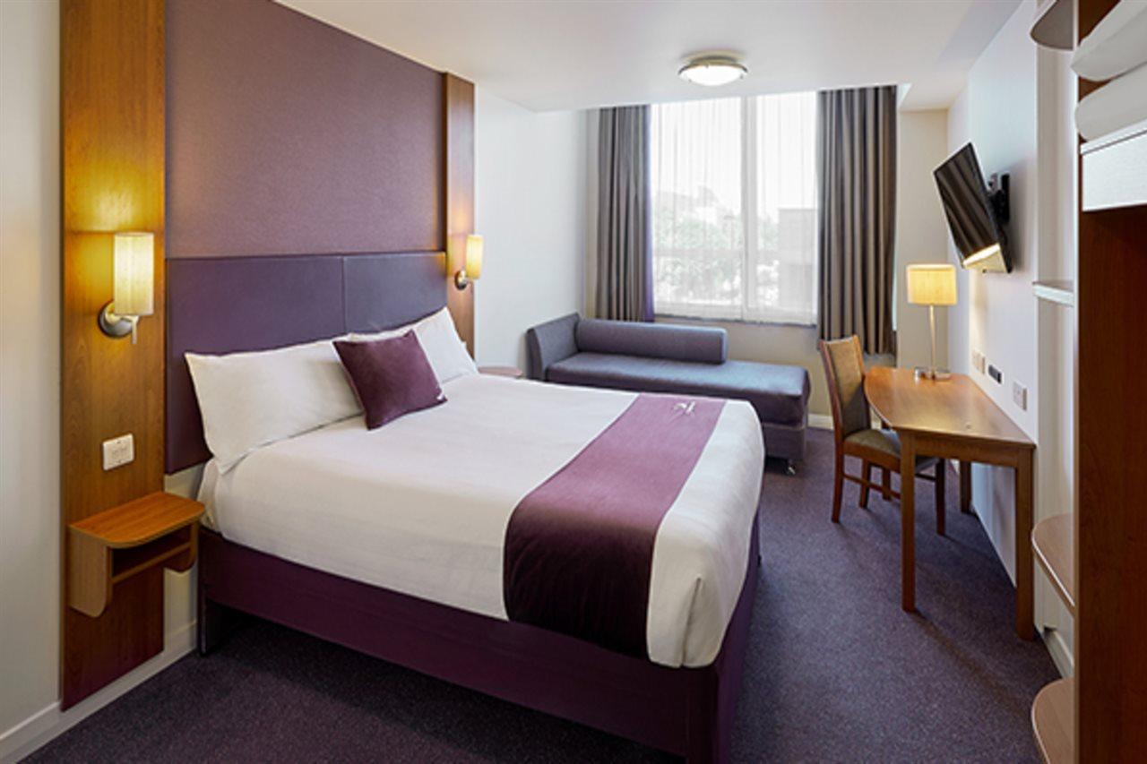 Premier Inn Warrington South Экстерьер фото