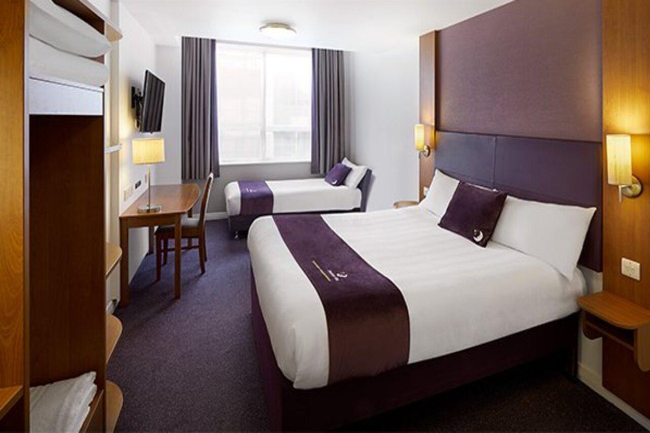 Premier Inn Warrington South Экстерьер фото