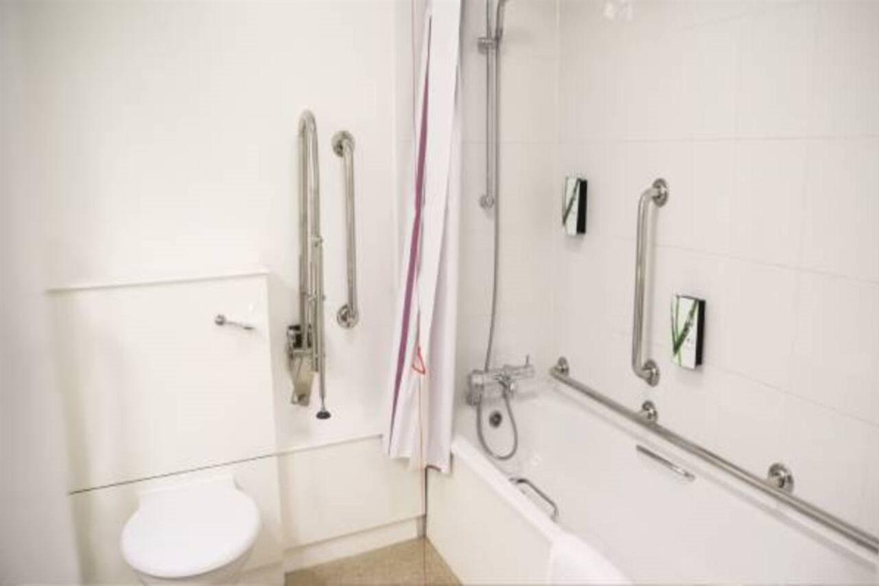 Premier Inn Warrington South Экстерьер фото