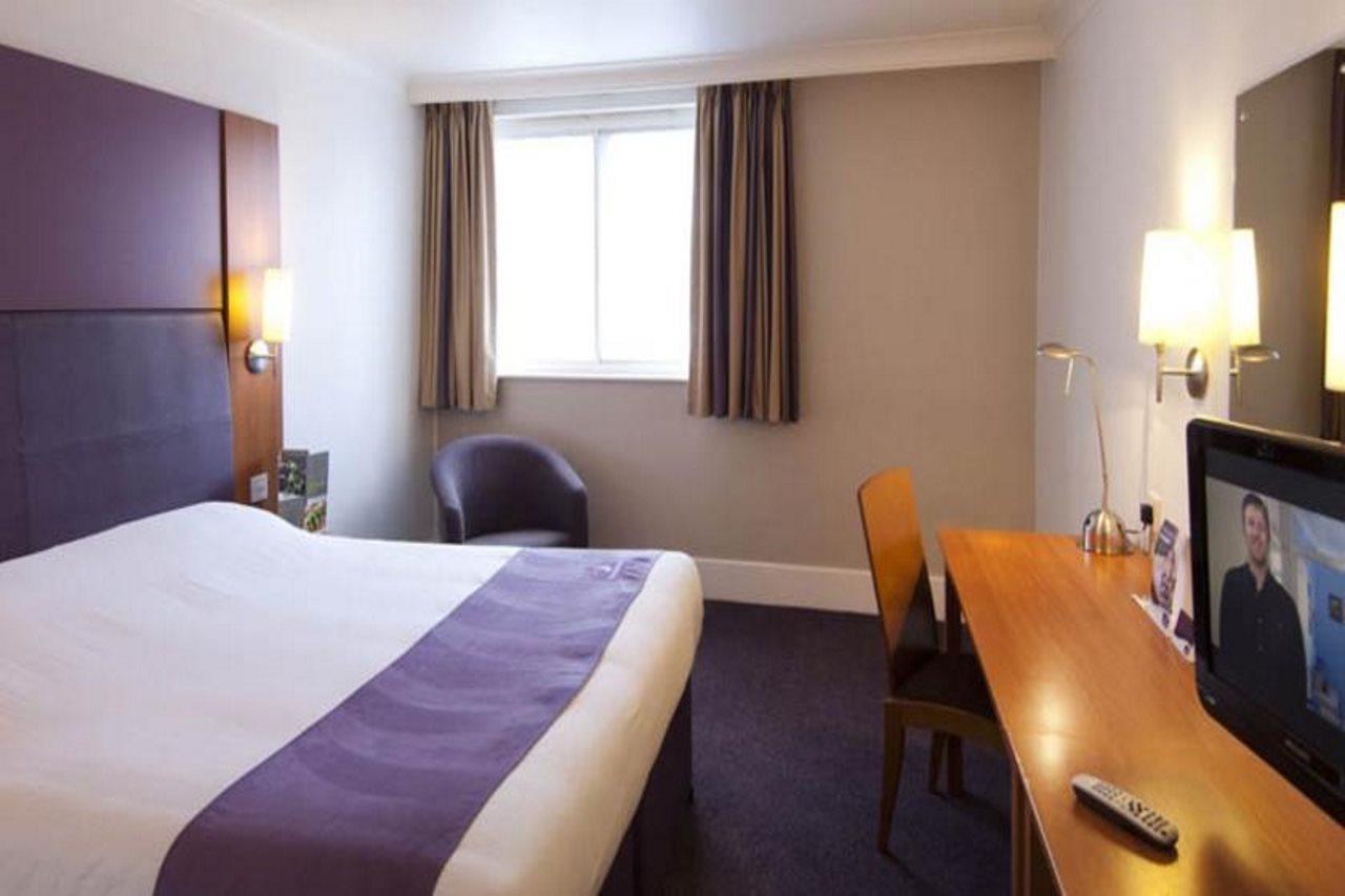 Premier Inn Warrington South Экстерьер фото